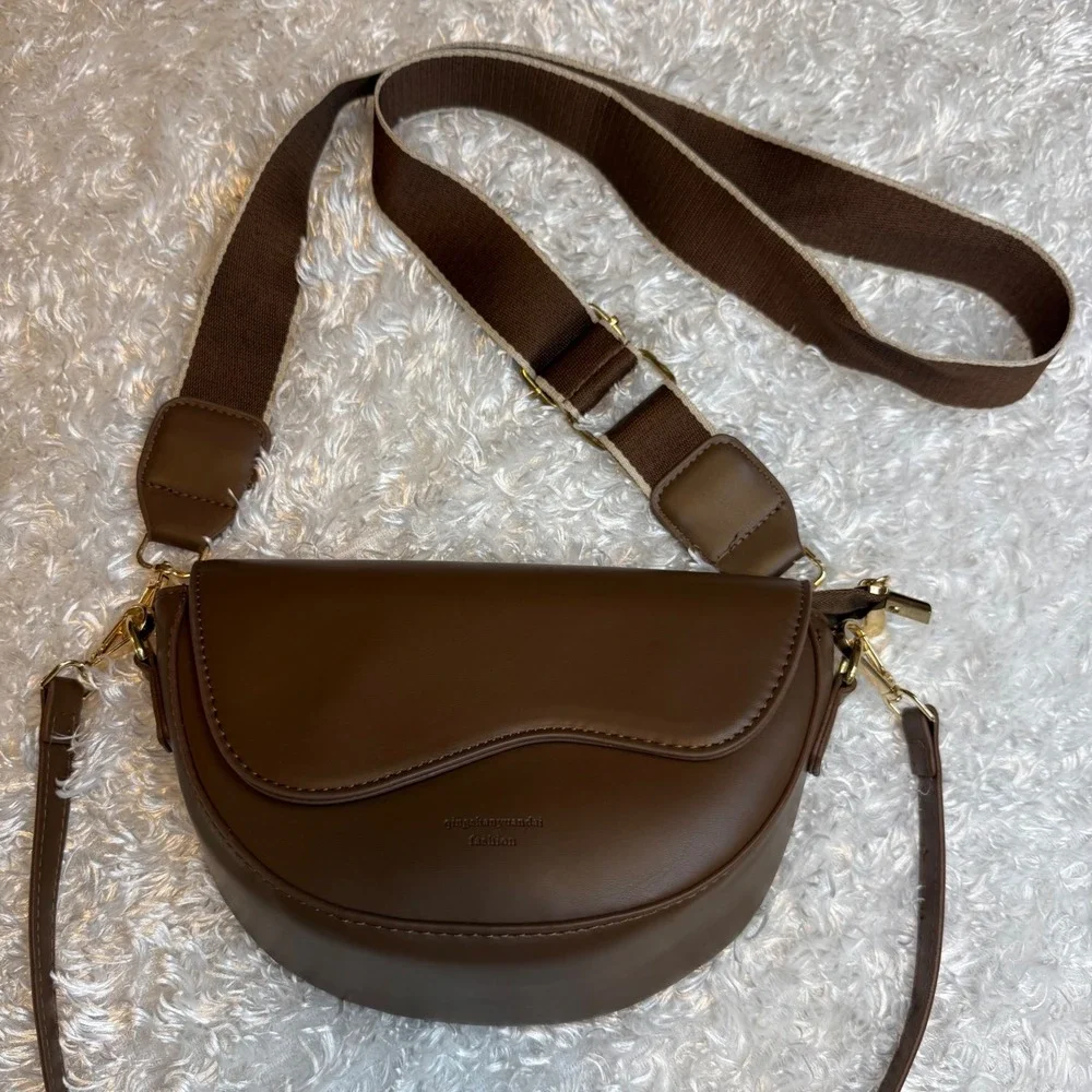 Minimalist Brown Saddle Crossbody Bag Chic Crescent Style with Adjustable Strap